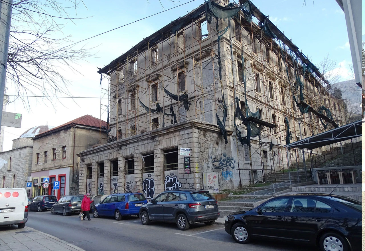 FOTO | U Mostaru se kosturi ne kriju u ormarima - "krase" glavne ulice