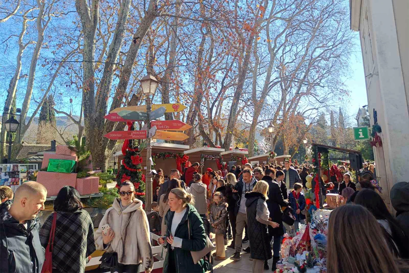 Trebinje u prazničnom ruhu: Otvoren Novogodišnji i Božićni bazar