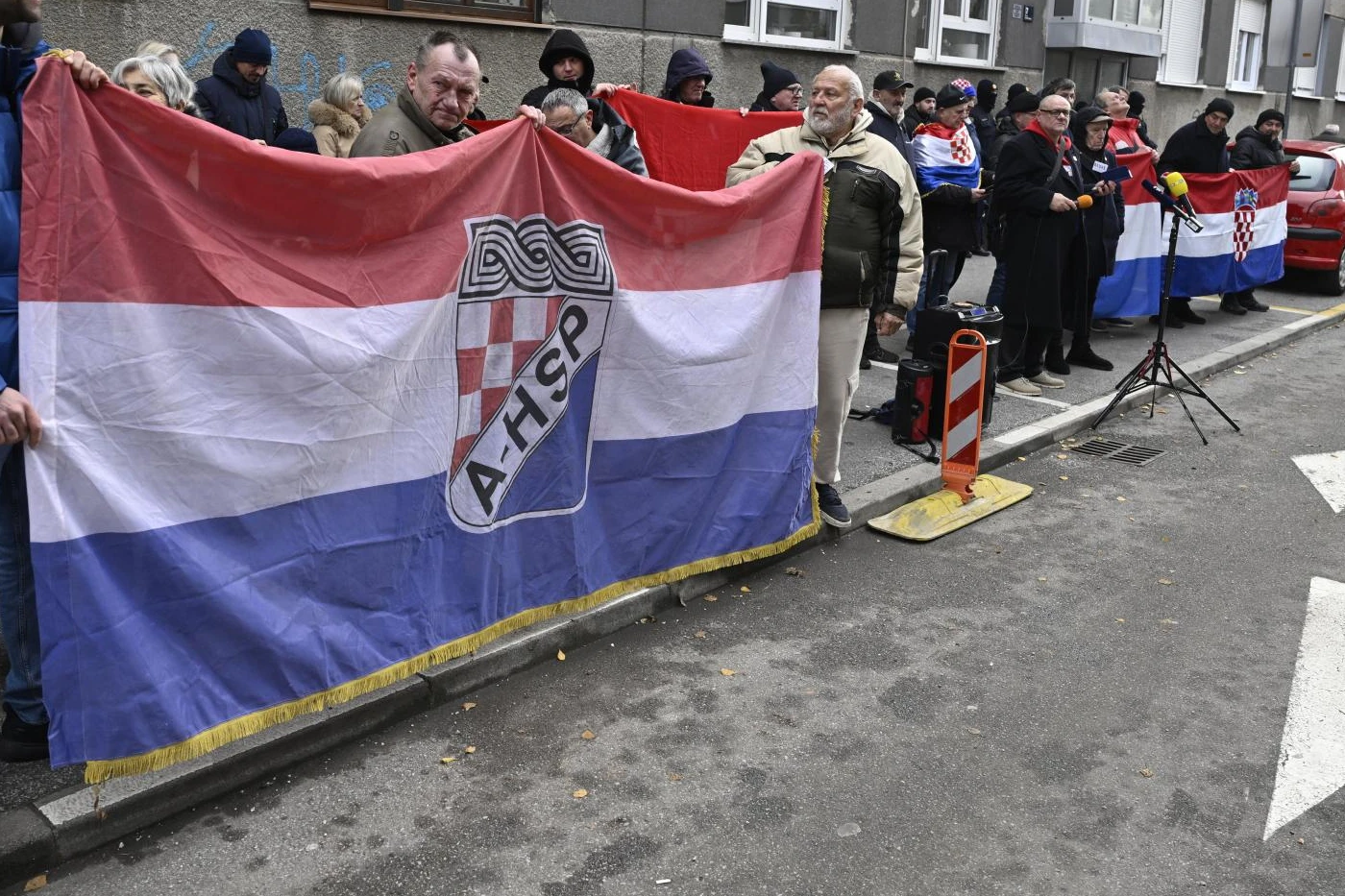 Ispred Tomaševićeva stana desničari prave afterparty nakon Thompsonovog koncerta