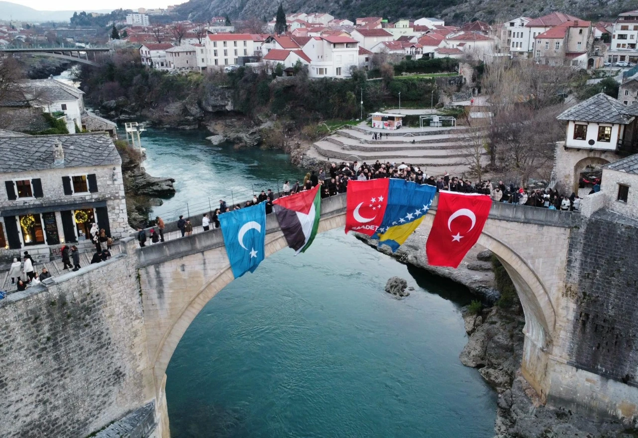FOTO | Simpatizeri turske konzervativne stranke istaknuli zastave na Starom mostu