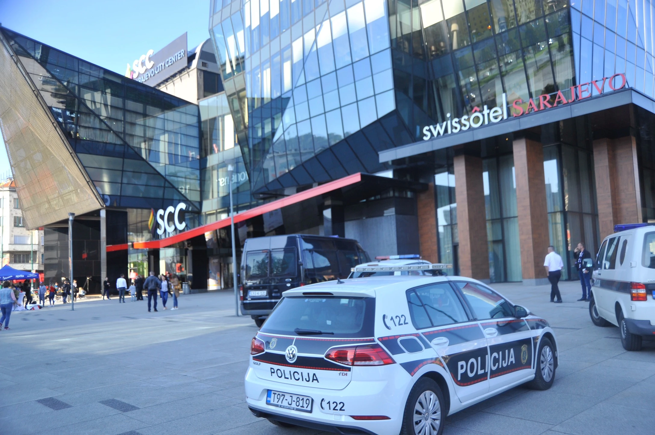 Neobičan pokušaj pljačke: Automobilom udarili u vrata City Centra pa pobjegli