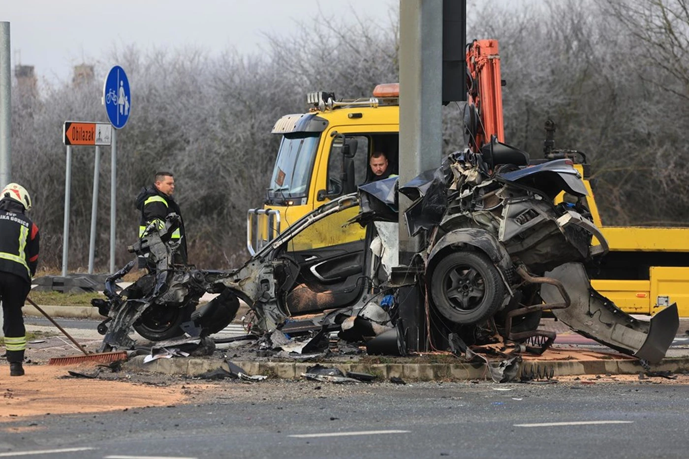 Stravična nesreća u Velikoj Gorici: Stup prepilio automobil