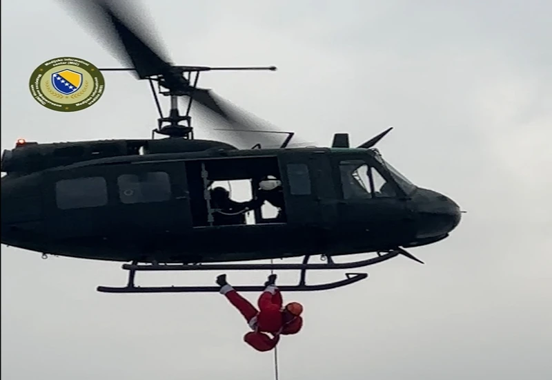VIDEO | Djed Mraz u vojarnu stigao helikopterom, spašavala ga vojna policija