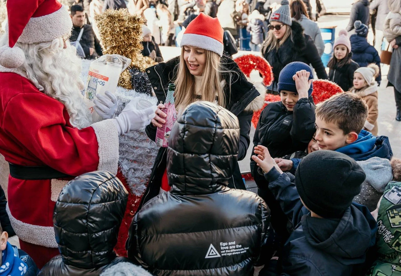 FOTO: Mali Širokobriježani uz igru, pjesmu i poklone dočekali Novu godinu