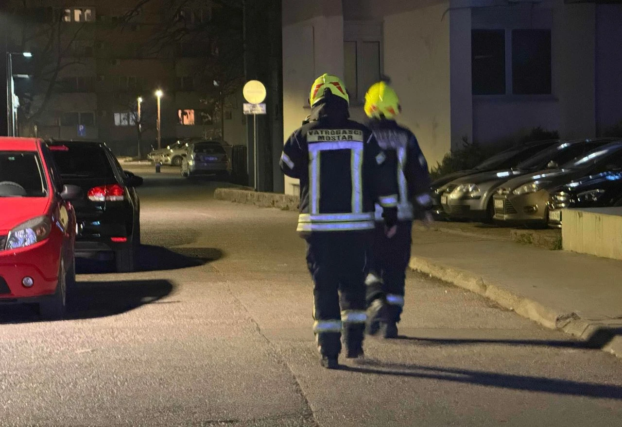 U Mostaru gorjela kuća, dimnjaci i kontejneri