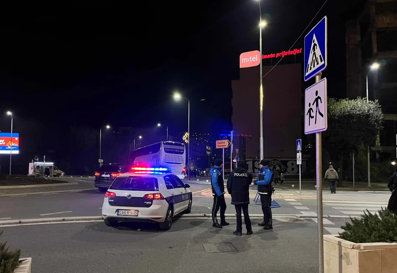 Veliki broj policijskih službenika na mostarskim ulicama: Pred njima je još jedna izazovna noć
