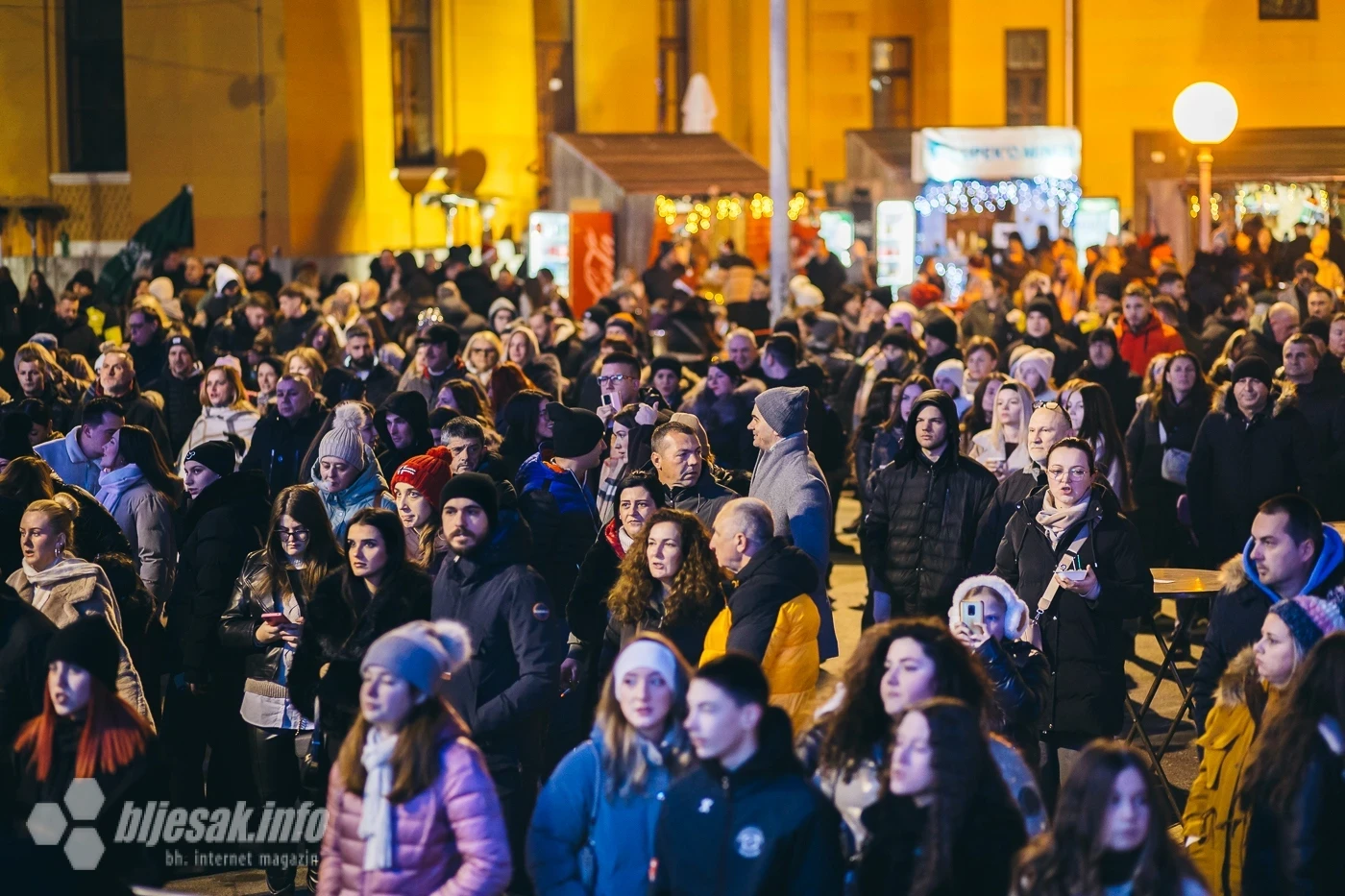 Mostarce i njihove goste zabavlja grupa Tajna Veza uz bezvremenske hitove Bijelog Dugmeta i Indexa. Njihov nastup uvertira je za koncert mostarskog pjevača Adija Šoše.