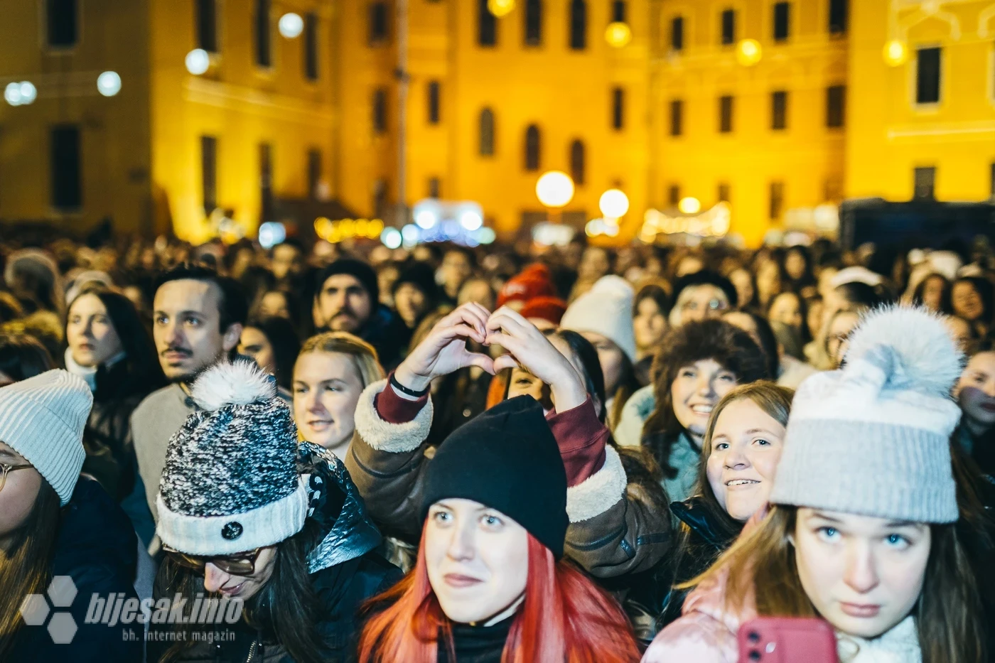 Mostarski pjevač Adi Šoše publici je uoči nastupao obećao dobru energiju i zabavu, a to je i ostvario.