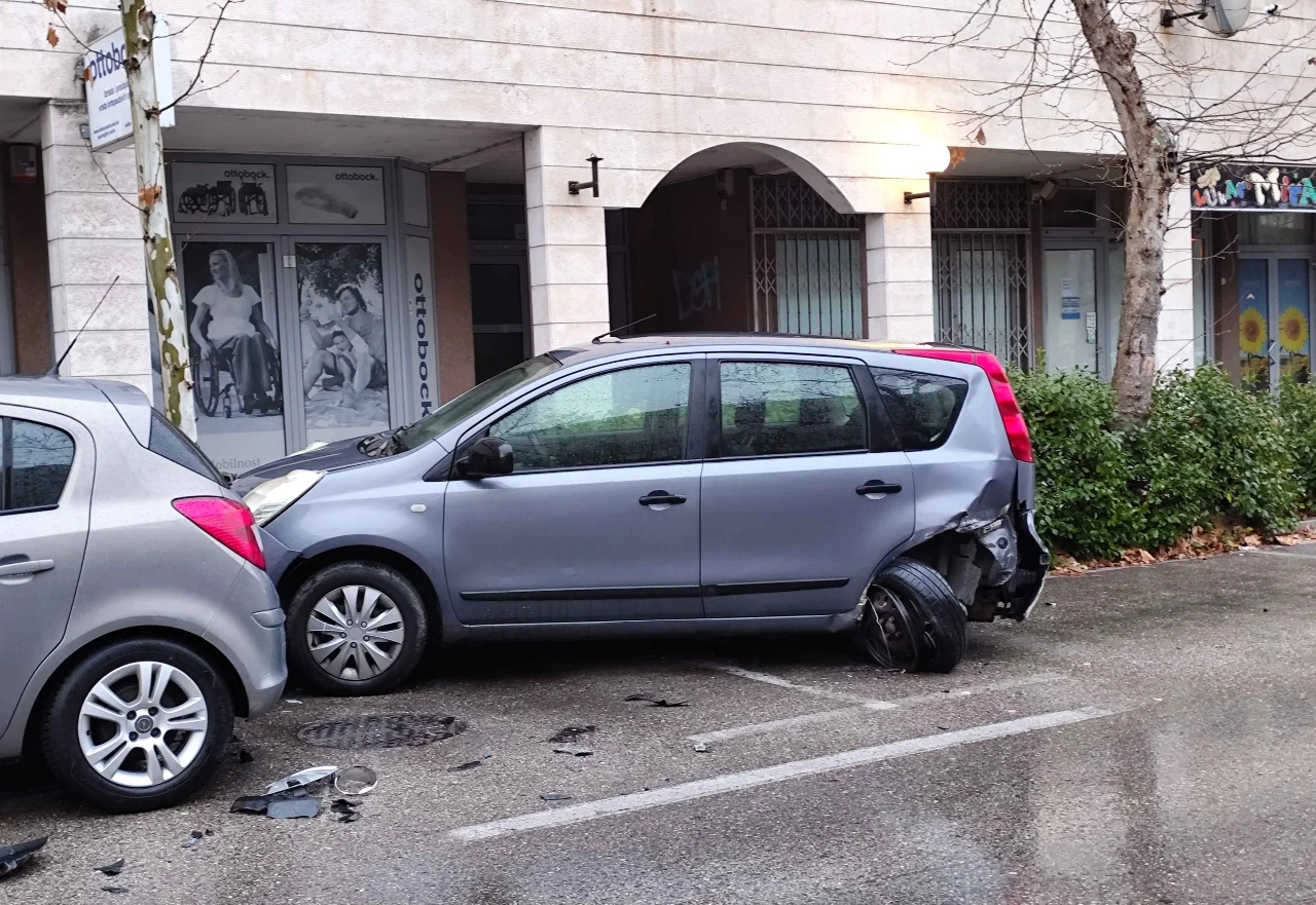 Policija o nesreći u Centru 2: Vozač Golfa udario u parkirana vozila