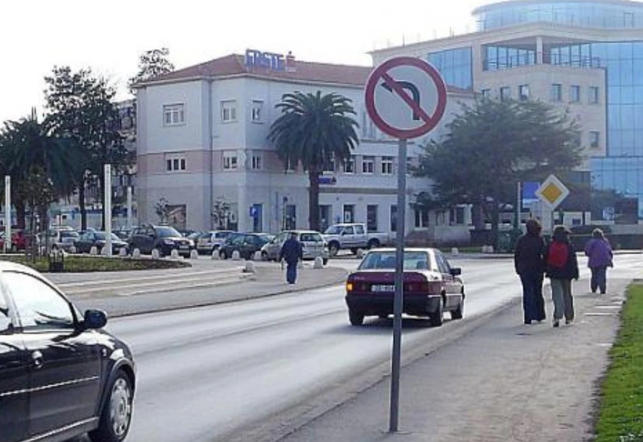 Zašto sve više gradova zabranjuje skretanje ulijevo?