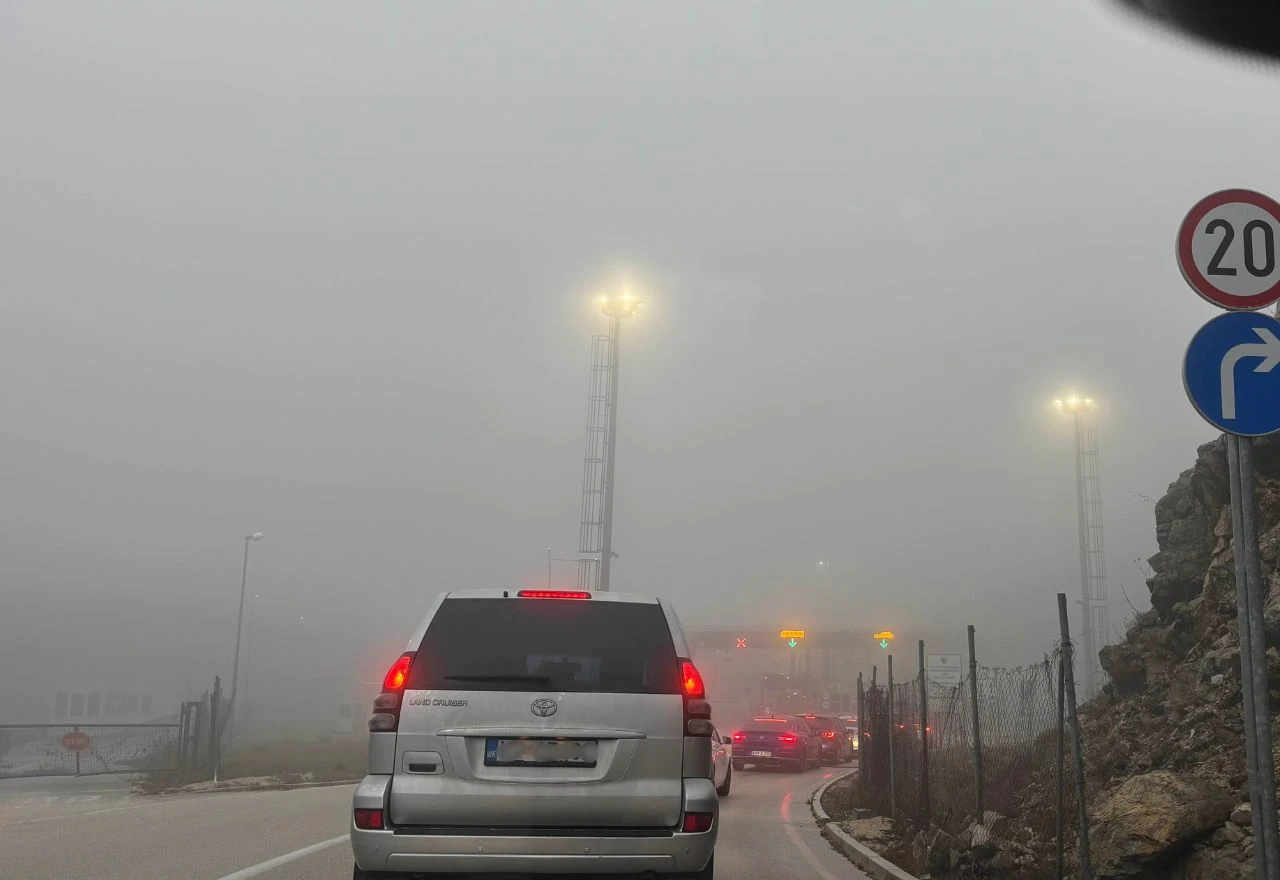 Snijeg otežava promet, na izlasku iz BiH čekanja do sat i pol