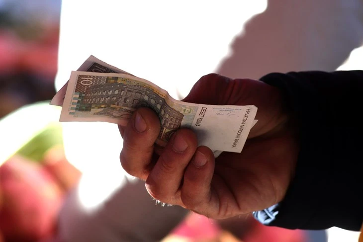 Kakve bi bile cijene da Hrvatska nije uvela euro? Kilogram krumpira poskupio s 2 na 12 kuna, kava se pila za 8 kuna