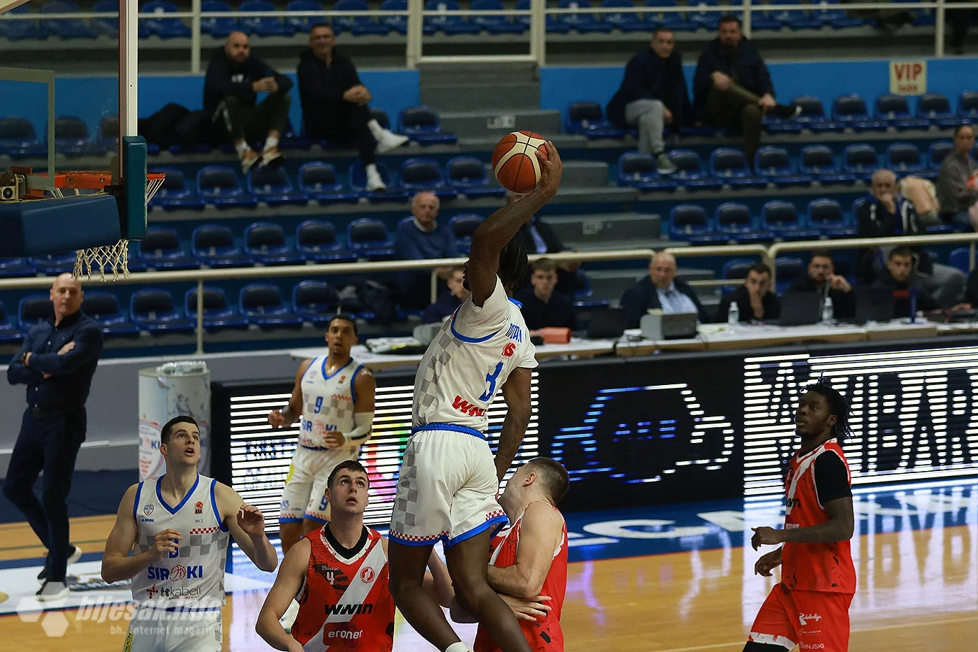 Košarkaši Širokog TT Kabeli bez većih problema su savladali HKK Zrinjski 1992 iz Mostara 123-80 u susretu 12. kola prvenstva BiH.