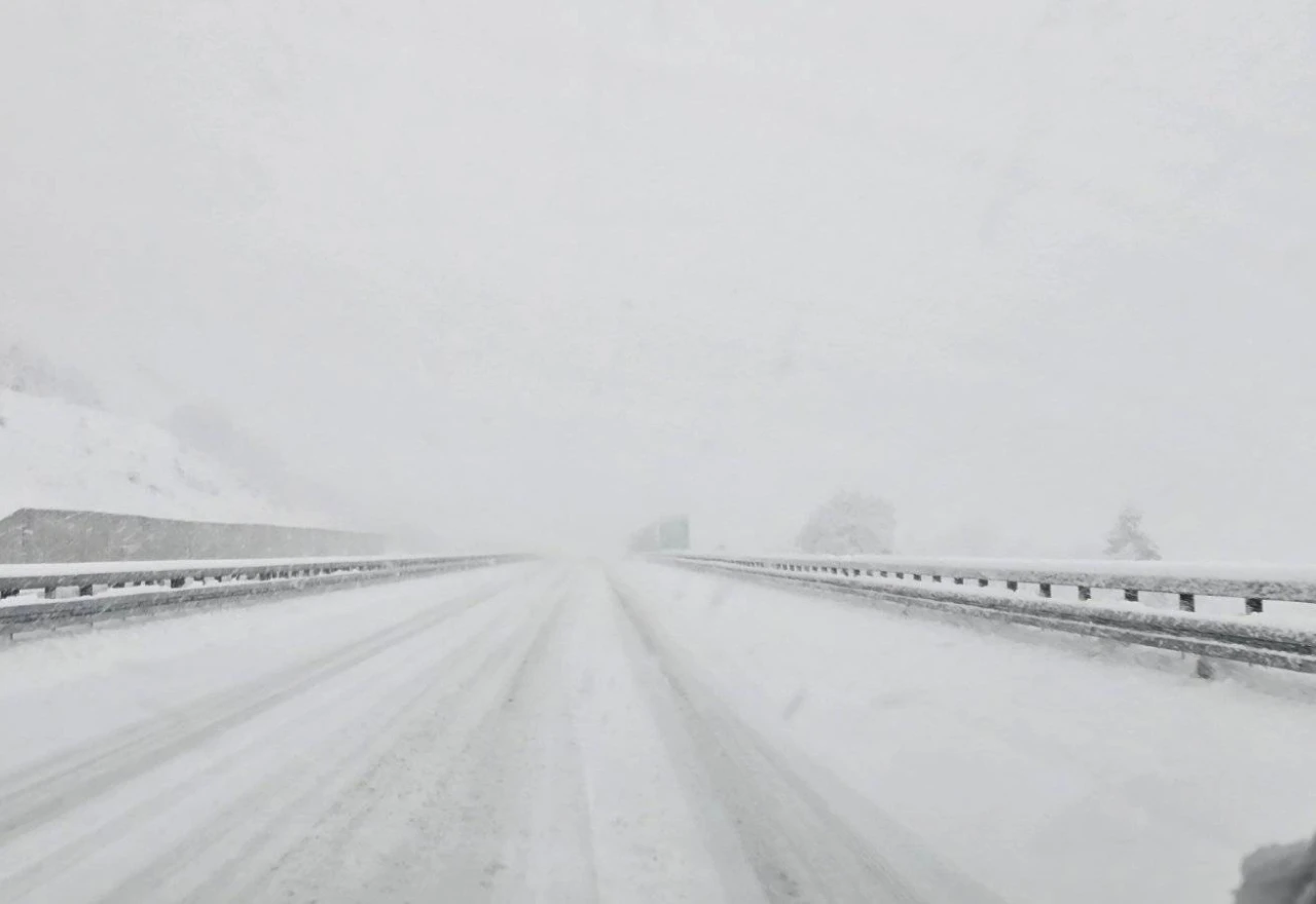 FOTO | Snijeg paralizira promet u BiH: Evo kako izgleda autocesta danas
