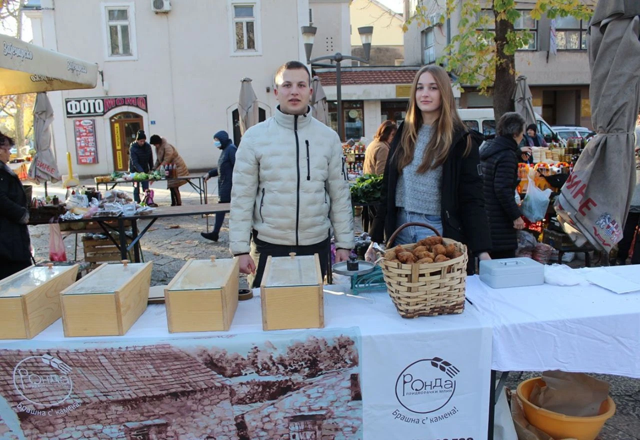 Obitelj iz Hercegovine pravi kruh i uštipke od brašna iz mlina starog više od 5 stoljeća
