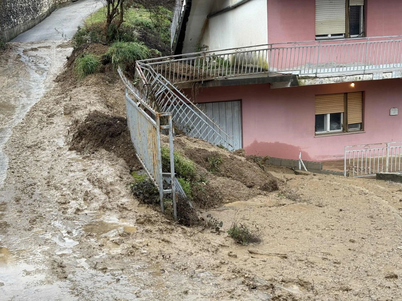 FOTO / VIDEO | Obišli smo novo klizište u Cimu: Strojevi radili do 4 sata ujutro