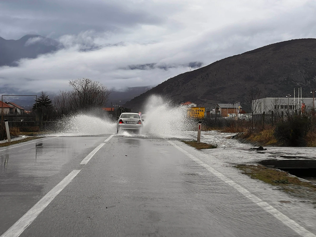 Izlijevanje vode: Oprez u prometu širom HNŽ-a