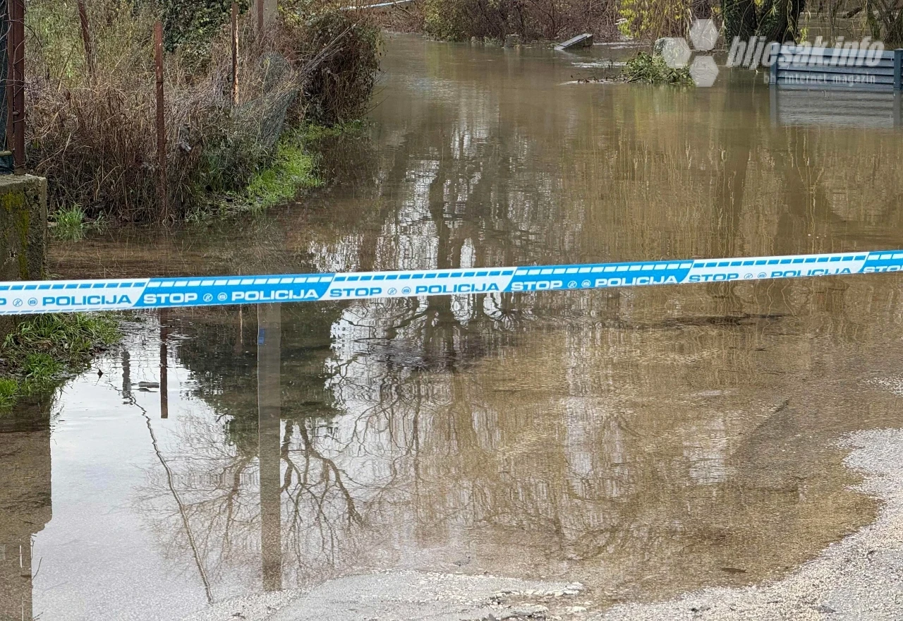 Ovog jutra obišli smo mostarsko naselje Buna. Fotoreporter portala Bljesak.info s terena javlja kako se rijeka Buna izlila, a poplavljeni su pojedini ugostiteljski objekti.