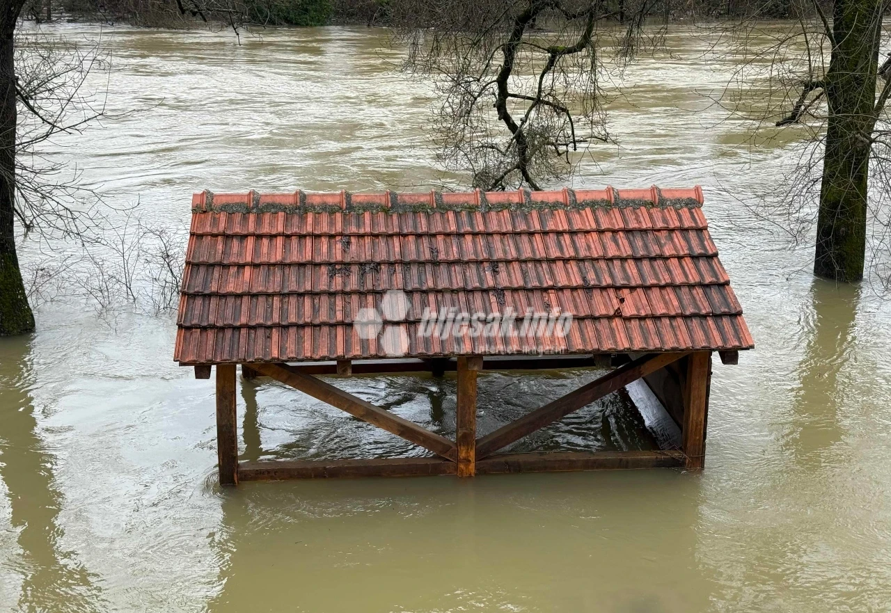 Ovog jutra obišli smo mostarsko naselje Buna. Fotoreporter portala Bljesak.info s terena javlja kako se rijeka Buna izlila, a poplavljeni su pojedini ugostiteljski objekti.