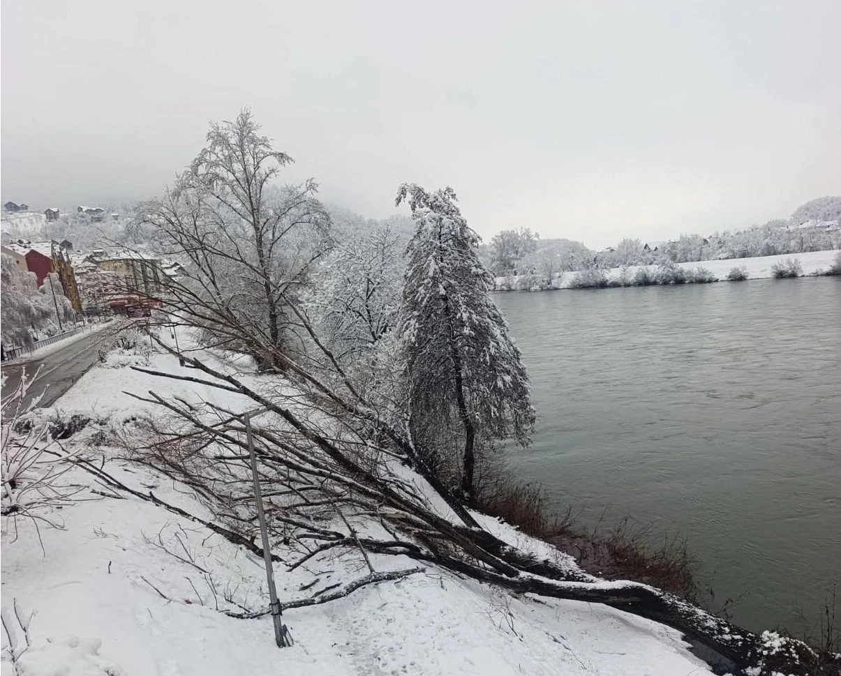 Drina prijeti poplavama, snijeg otežava prometovanje, a građani bez struje i vode