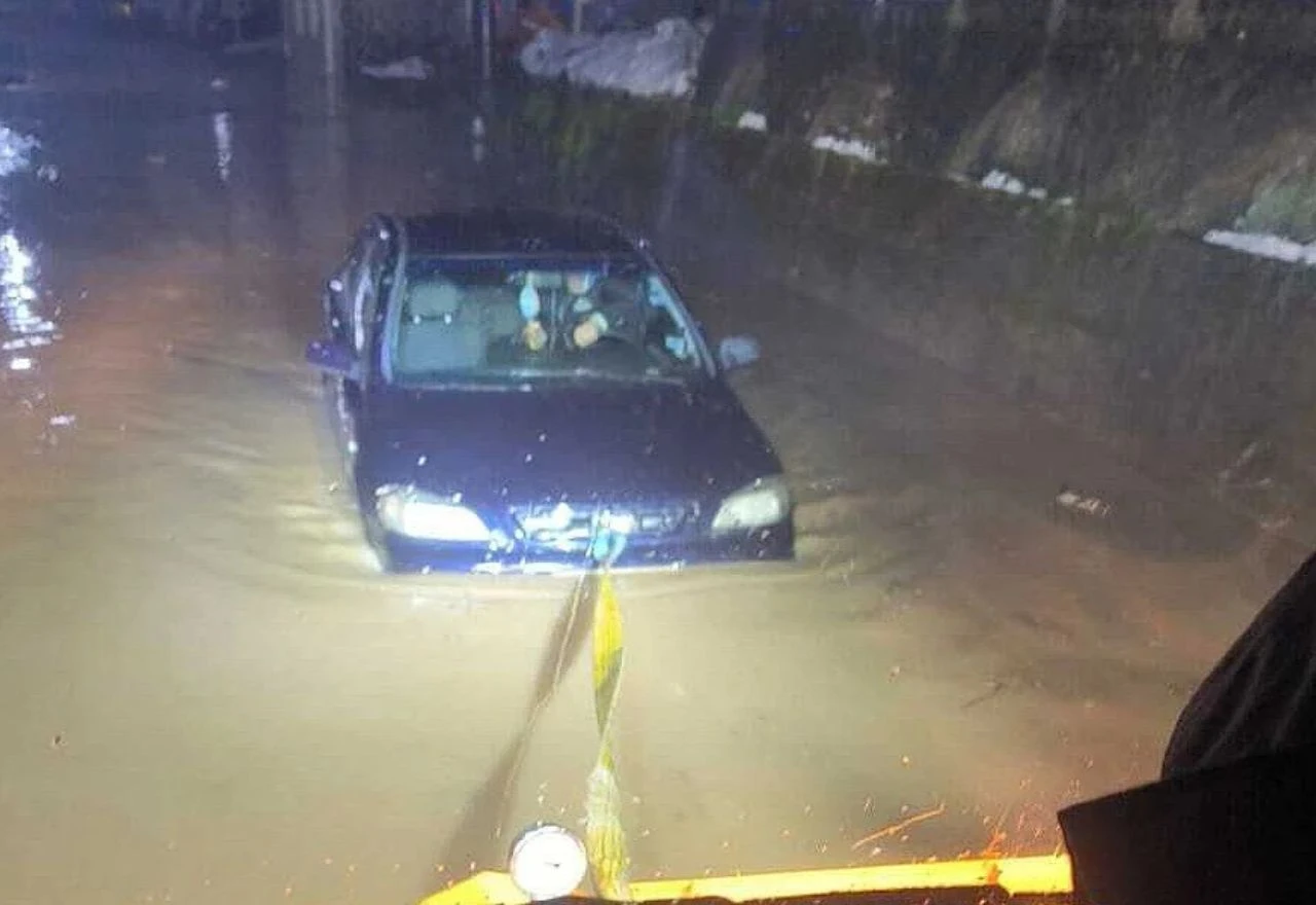 Konjic: Izvlačili vozilo iz vode zbog obilnih padalina