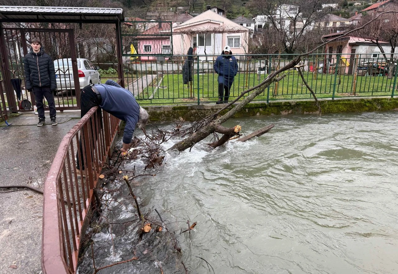 FOTO/VIDEO | Radobolja se izlila u Barama, građani sami uklanjaju nakupine drveća