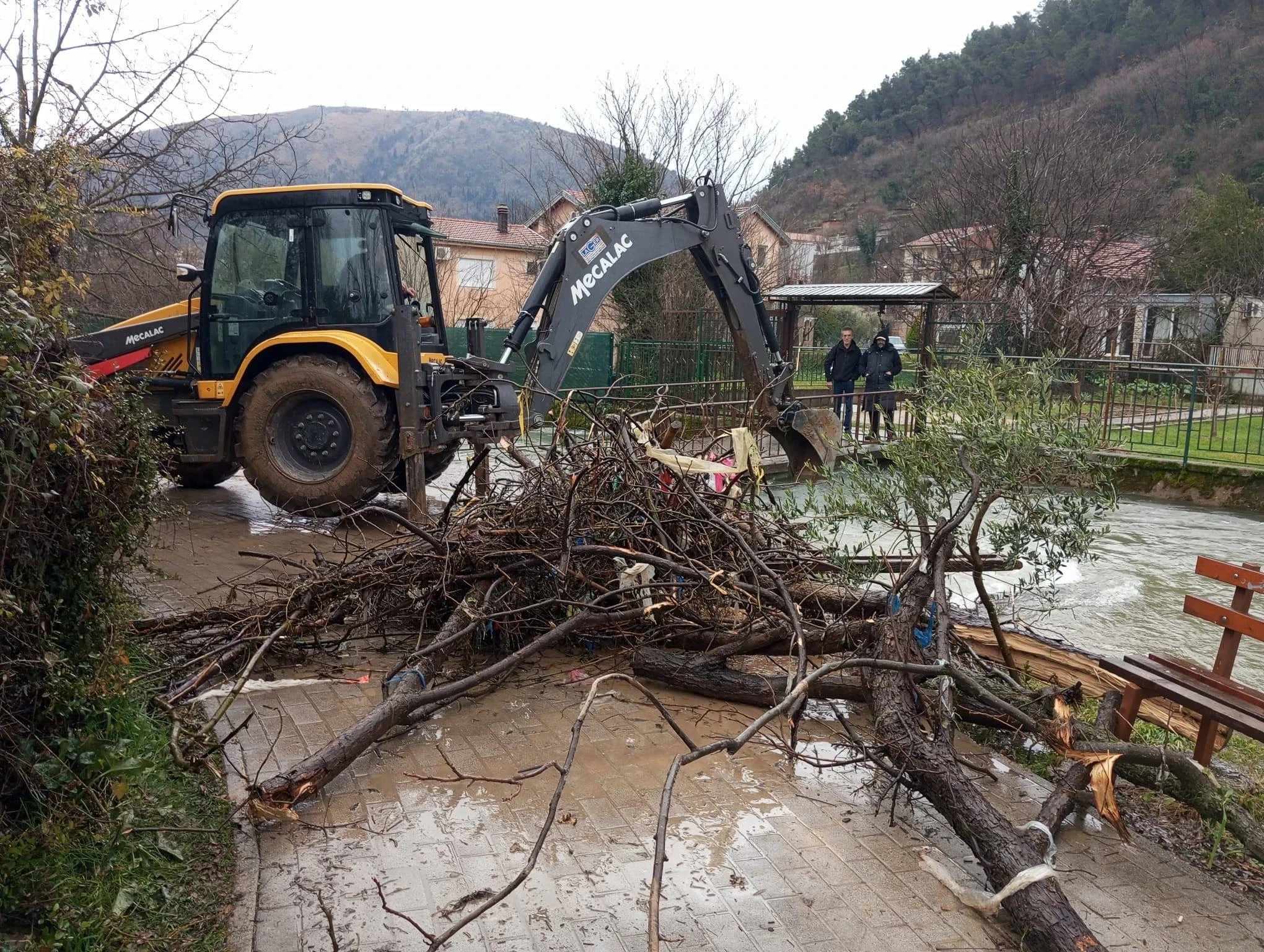 FOTO | Krenula sanacija na šetalištu Bare u Mostaru
