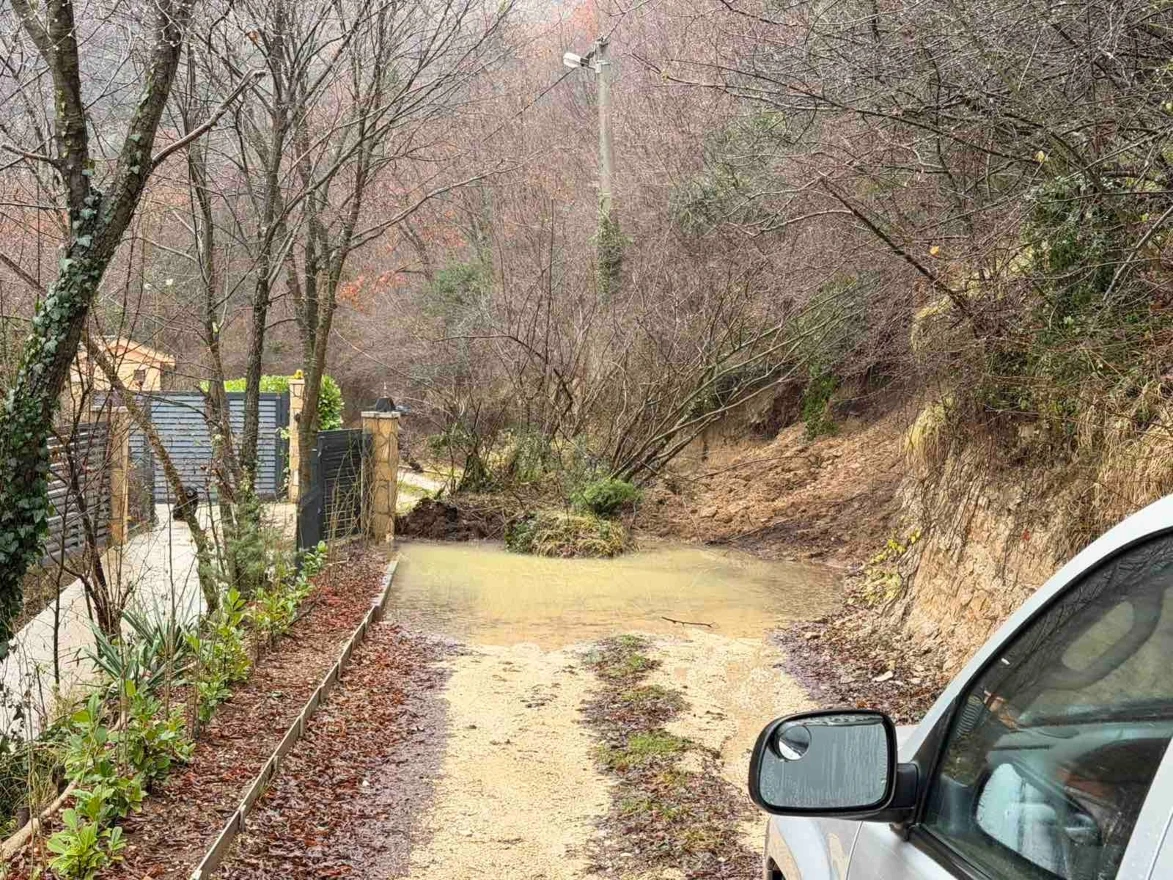 FOTO/VIDEO | Odron zatrpao put prema vrelu Bunice