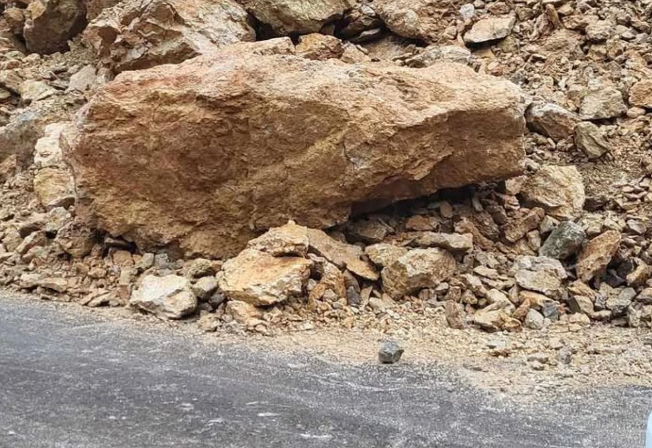 Odroni na cestama prema Vrdima i Rujištu