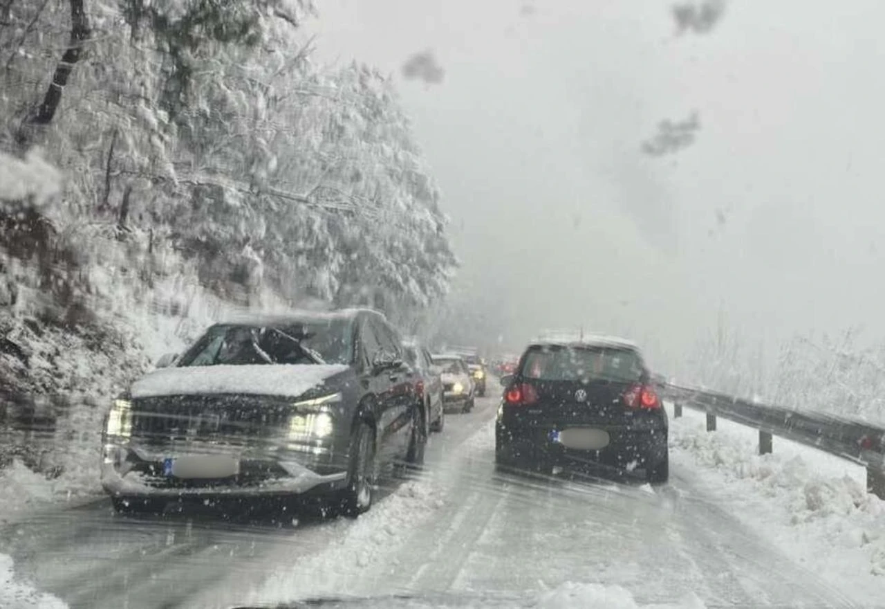 Usporena vožnja i zastoji na više prometnica u BiH