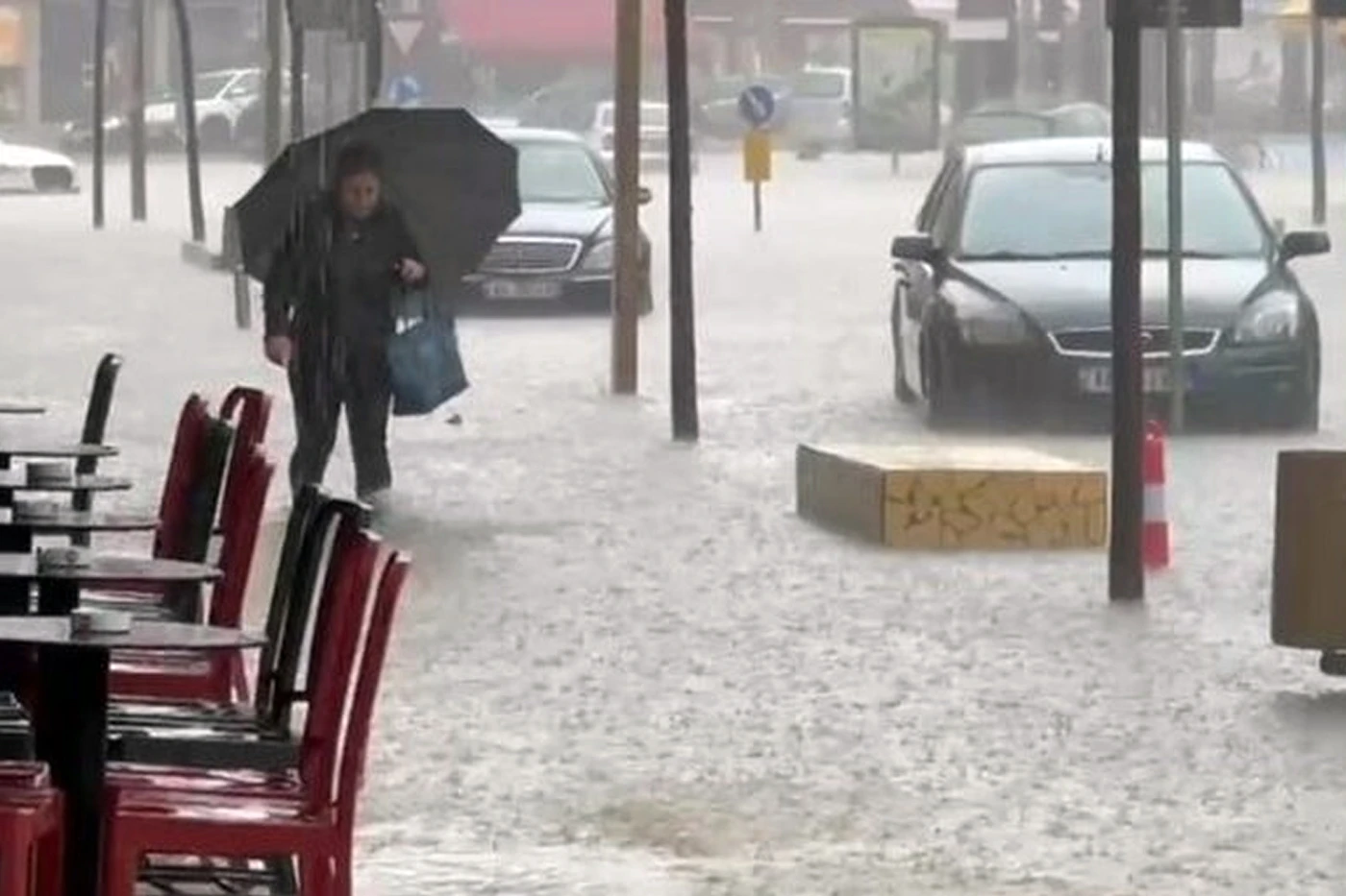Poplavljene stotine domova, prijete brane, vojska upućena pomoći gradovima
