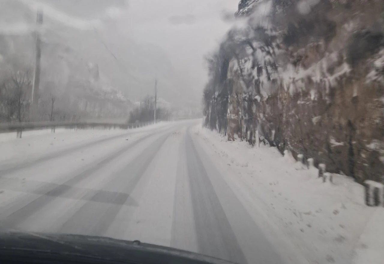 Snijeg zabijelio M-17, cesta Tomislavgrad - Posušje zaleđena