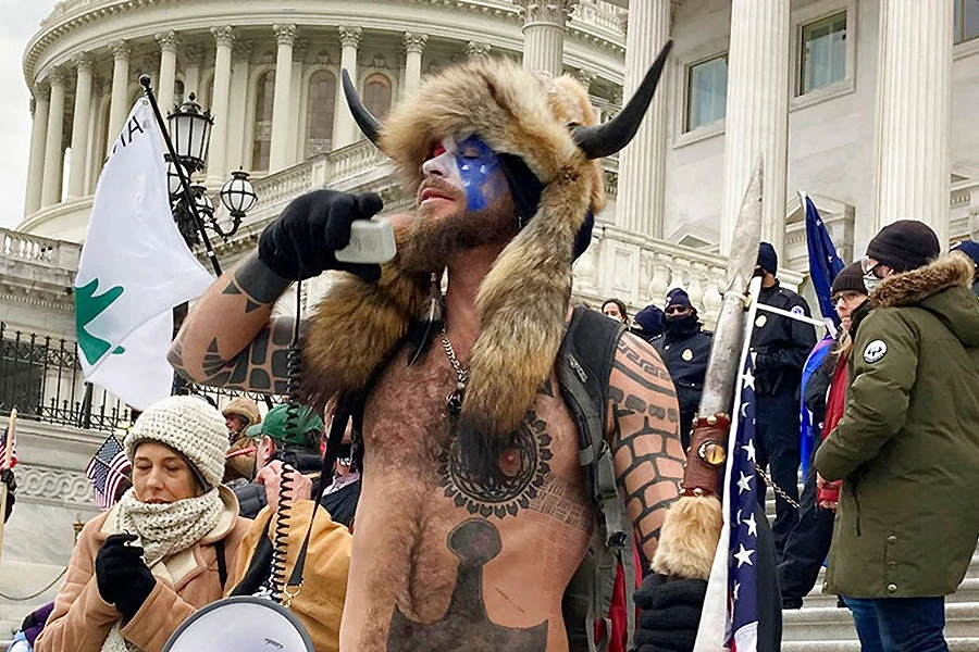 QAnon Šaman se okrenuo protiv Trumpa i najavio kandidaturu