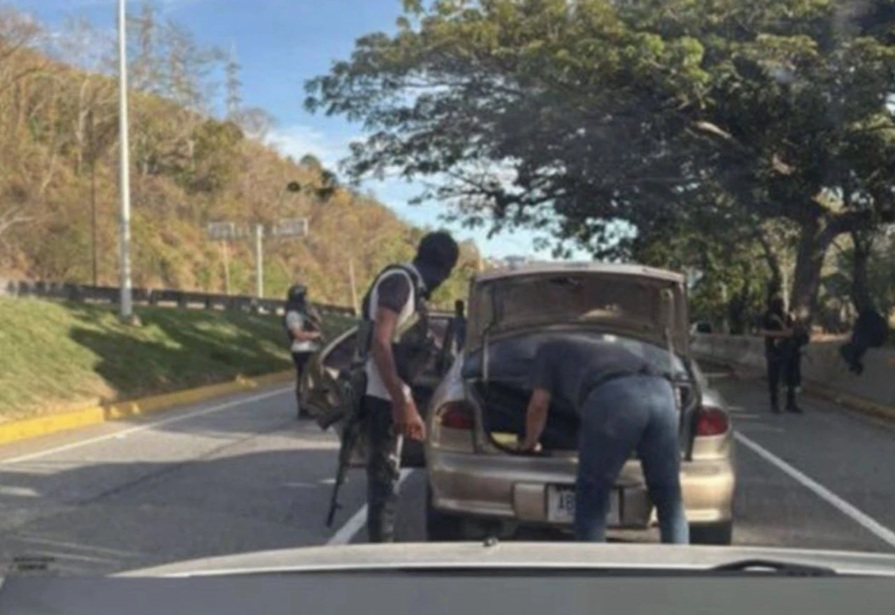 VIDEO | Maskirani muškarci s puškama hvataju ljude po ulicama
