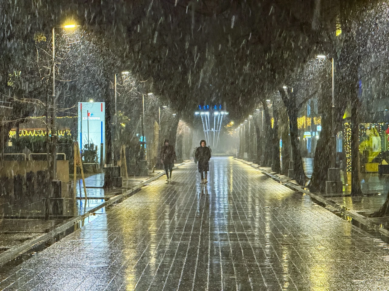 FOTO | Počeo padati snijeg u Mostaru, pogledajte galeriju