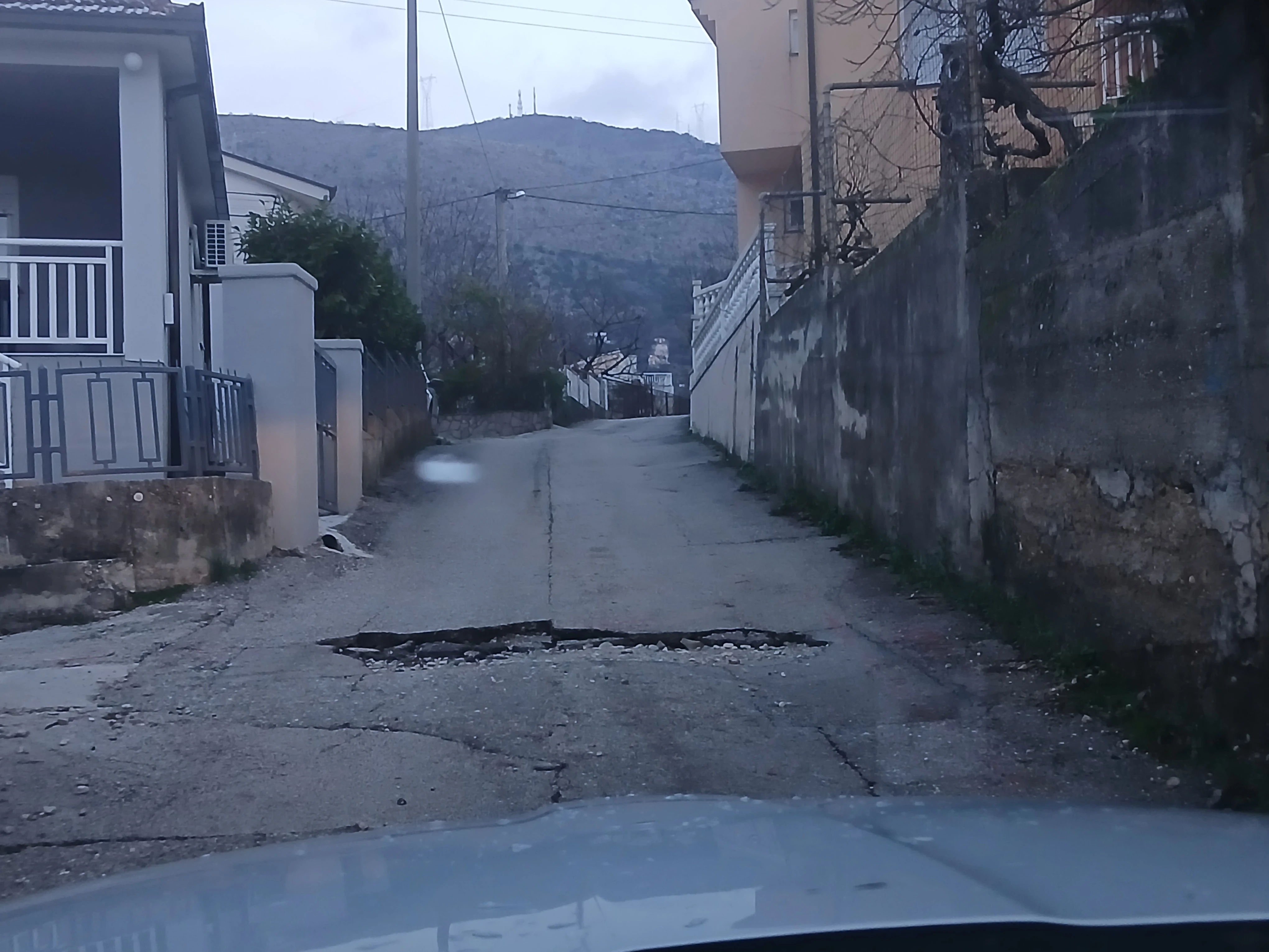 Velika rupa na cesti u Crkvinama zabrinula građane Mostara