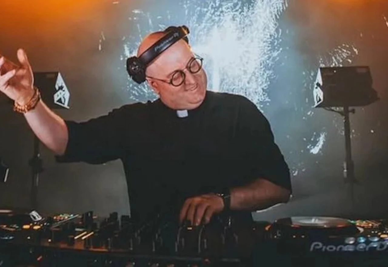 VIDEO | Od oltara do DJ pulta: Ovaj svećenik je postao zvijezda techno partyja