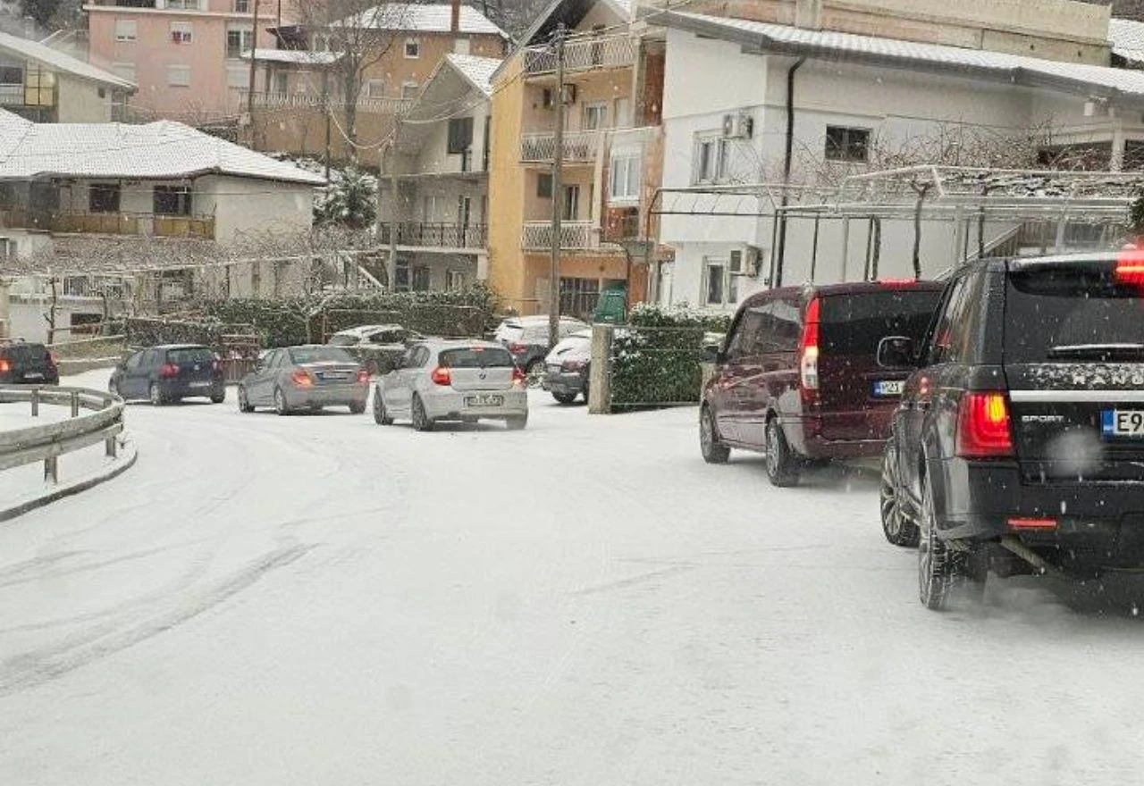 Stao promet na Kobilovači: Vozilo prepriječilo cestu