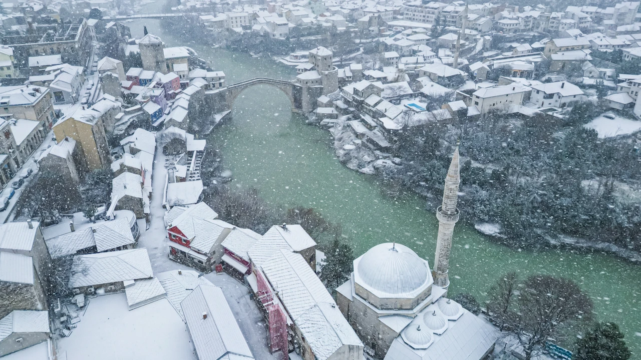 FOTO | Pade snijeg na Stari most, pogledajte zimsku idilu iz zraka