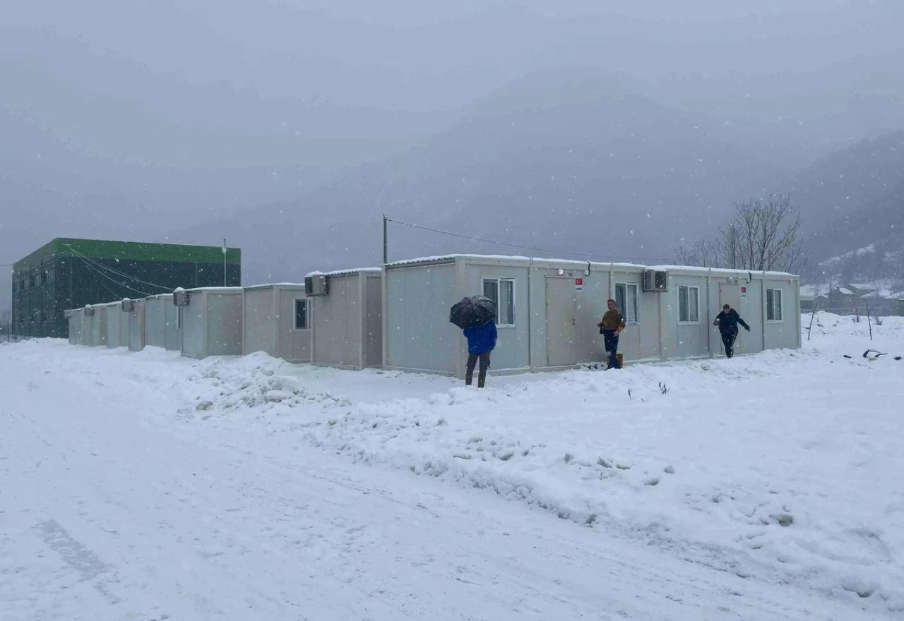 Nakon poplava problemi sa snijegom: Kontejneri u Jablanici prokišnjavaju, nadležni ne reagiraju