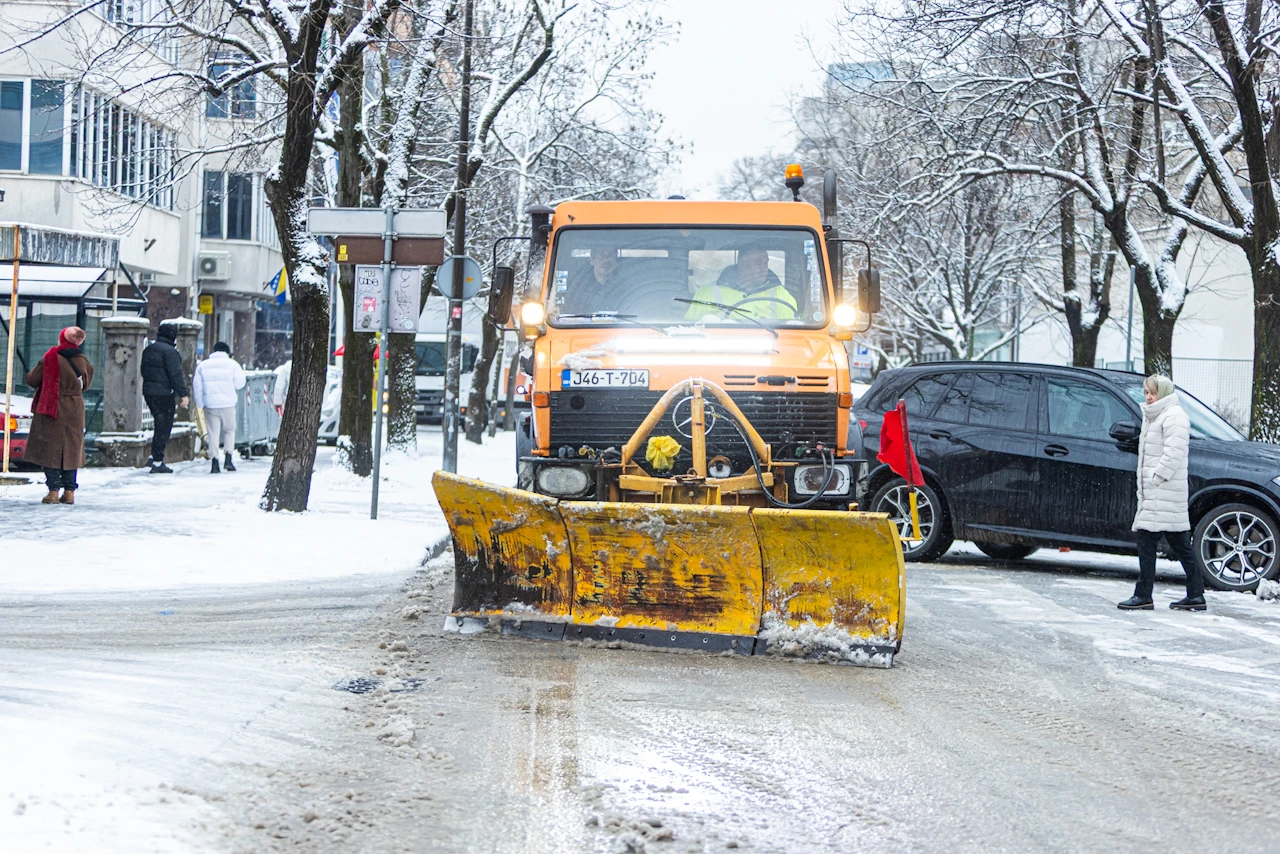 Inspekcija najavila nadzor u Mostaru zbog neuklanjanja snijega i leda: Kazne su paprene