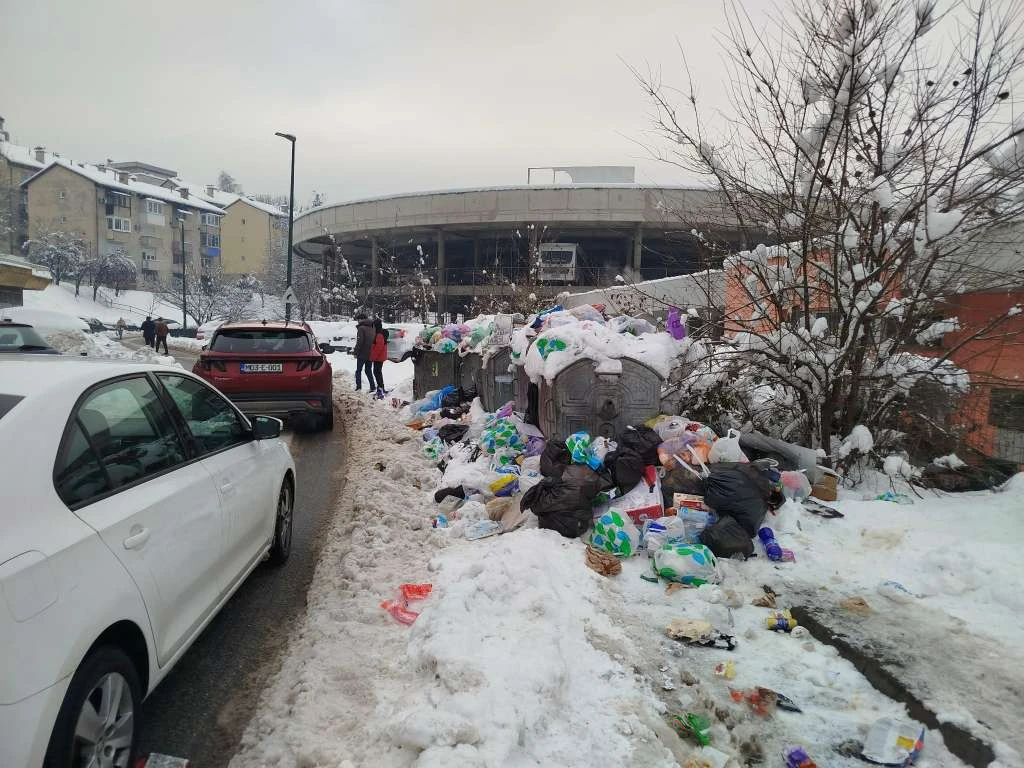 Vremenske neprilike širom BiH: Osim snijega gomila se i smeće