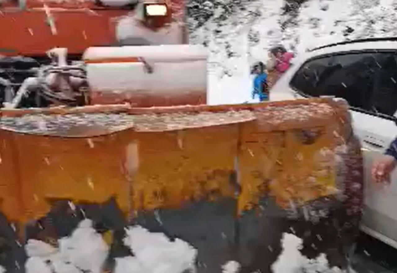 VIDEO | Sudar ralice i automobila na cesti prema Rujištu, promet obustavljen