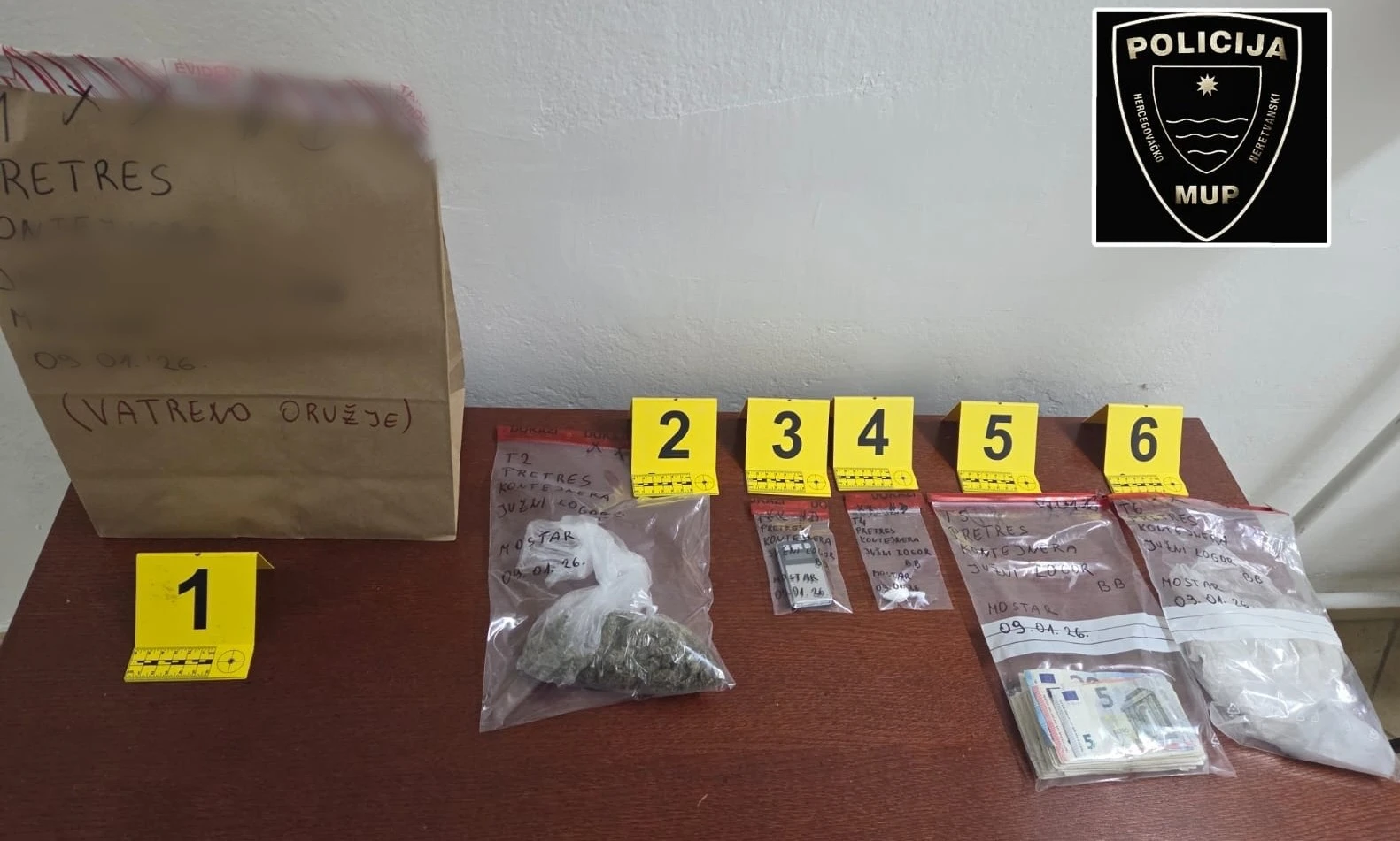 FOTO | Policija u Mostaru uhitila muškarca, zaplijenjeni oružje i narkotici