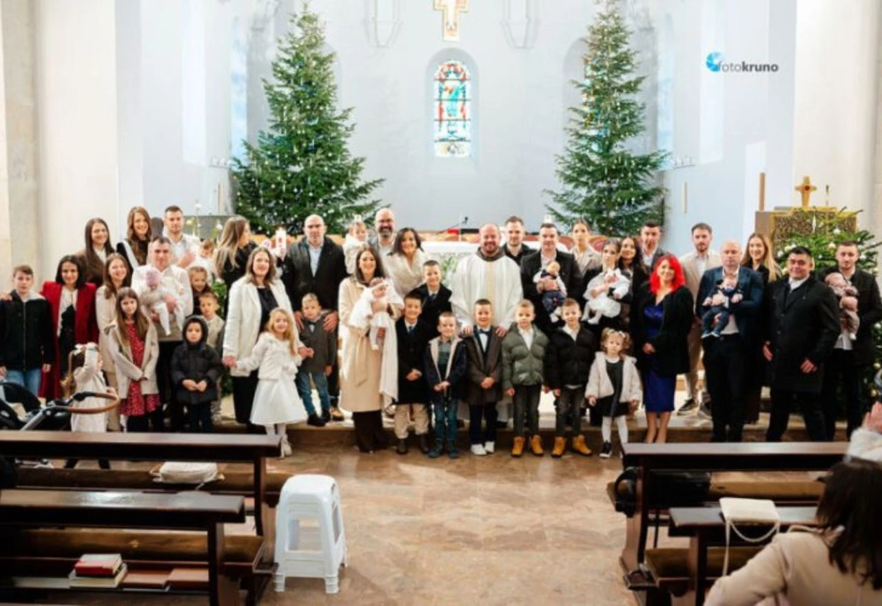 U širokobriješkoj crkvi u jednom danu kršteno osmero djece