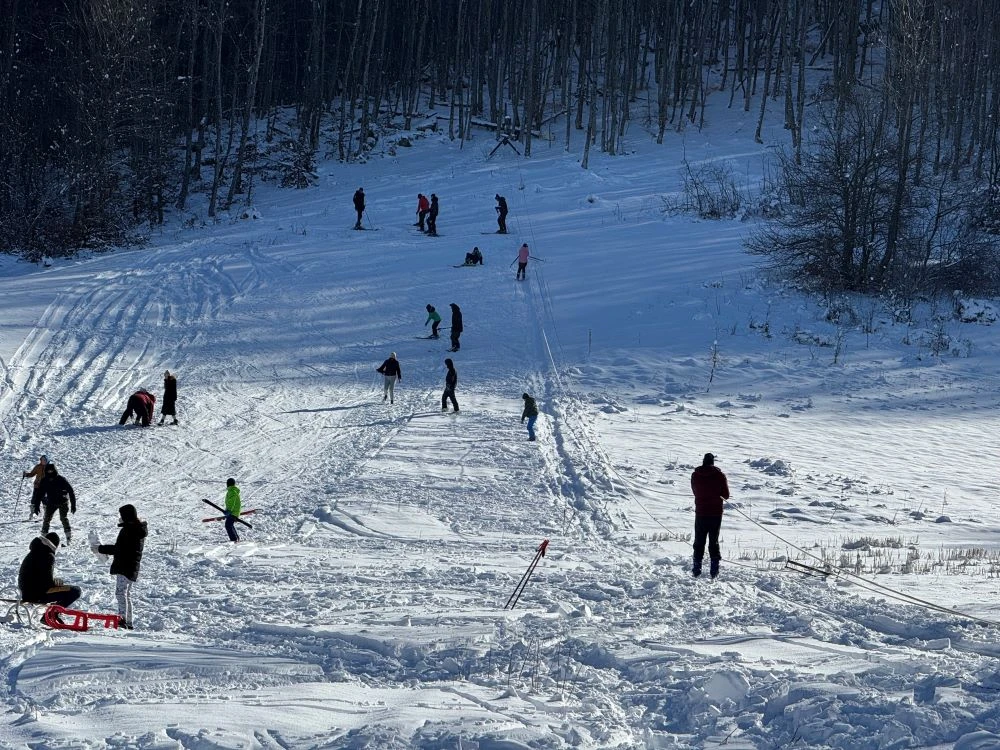 VIDEO | Otvorena skijaška staza kod Nevesinja: Besplatno skijanje i oprema za sve
