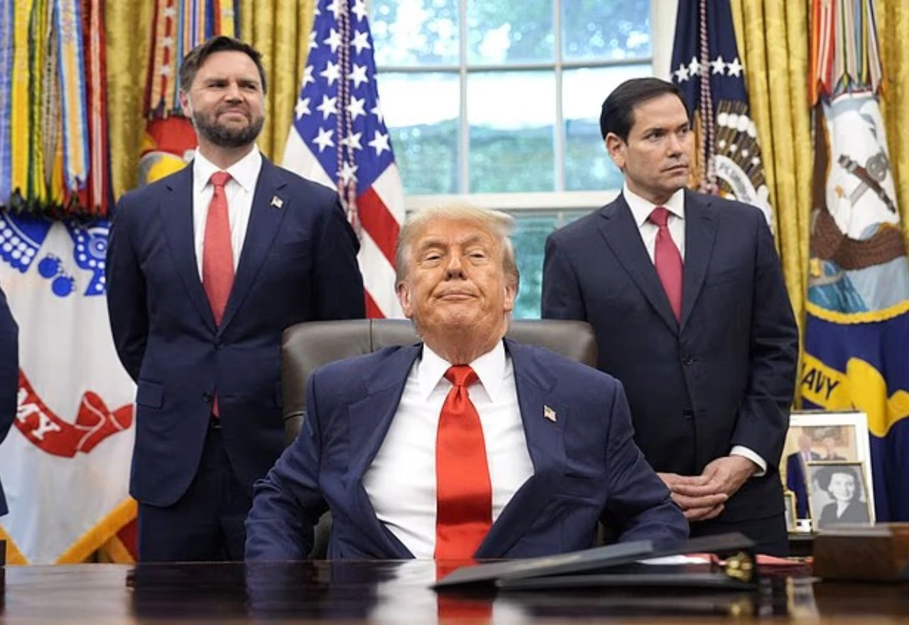 Trump svojim najbližim suradnicima kupio cipele, no nije pazio na jednu stvar