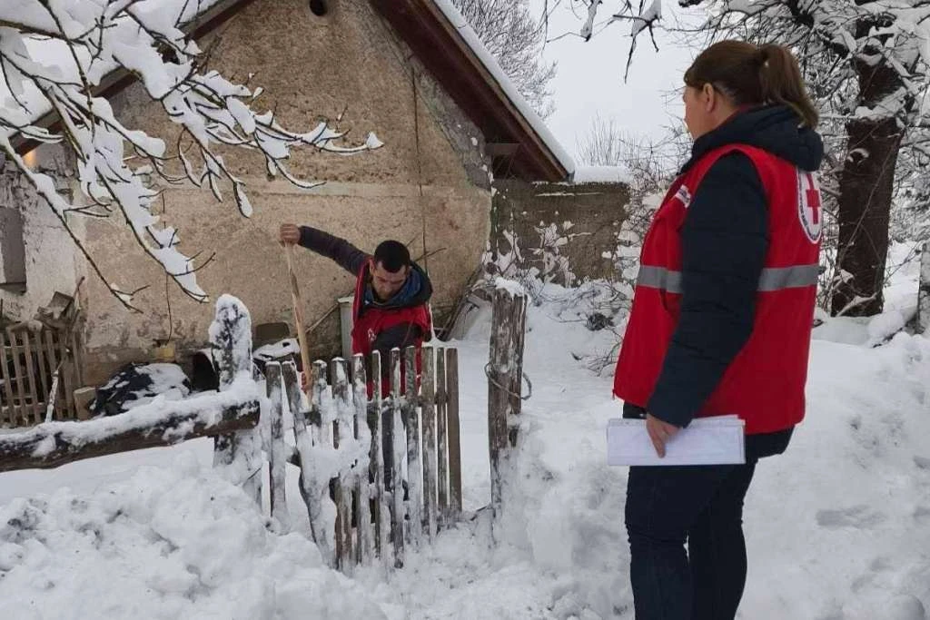 Crveni križ na prvoj liniji pomoći: Volonteri unatoč snijegu i poplavama pomažu najugroženijima u BiH