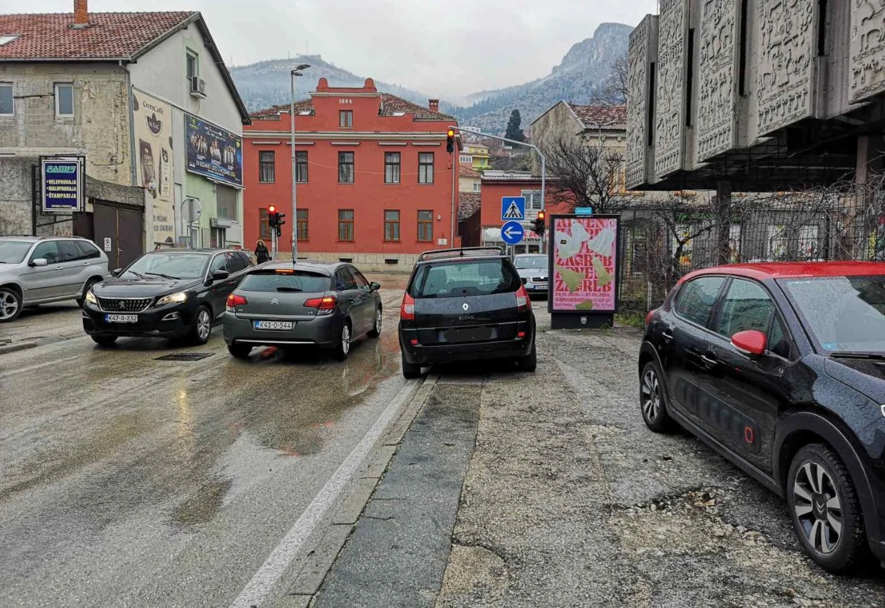 FOTO | Parkirano vozilo više od 24 sata otežava promet u Mostaru
