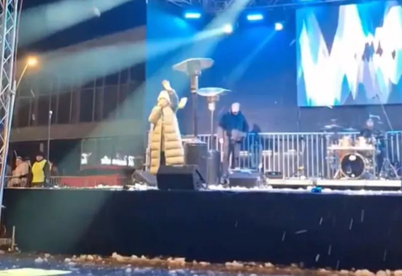 VIDEO | Anu Bekutu gađali grudvama snijega na koncertu u Čačku: "Sram vas bilo"